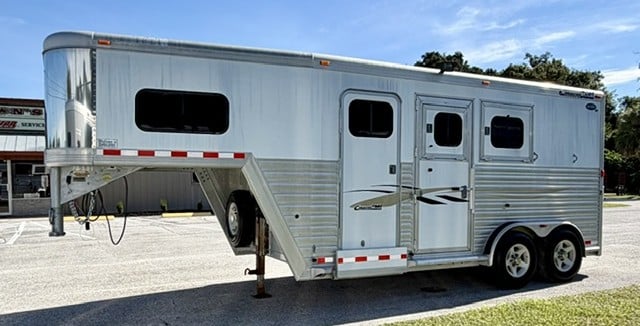 2006 Cimarron   2 Horse Slant Load Gooseneck Horse Trailer