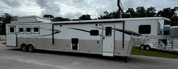2018 Bison - 18' Shortwall -  4 Horse Slant Load Gooseneck Horse Trailer With Living Quarters