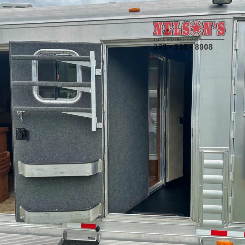 2011 4-Star 8' Shortwall 3 Horse Slant Load Gooseneck Horse Trailer With Living Quarters 2011 4-Star 8' Shortwall 3 Horse Slant Load Gooseneck Horse Trailer With Living Quarters